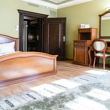 Hotel Dworek Leśniczówka *