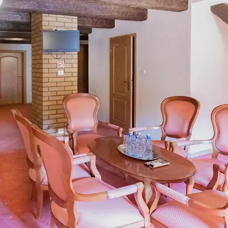 Dworek Leśniczówka Hotel *