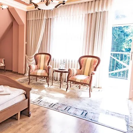 Dworek Leśniczówka Hotel *