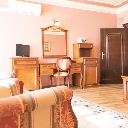Dworek Leśniczówka Hotel *