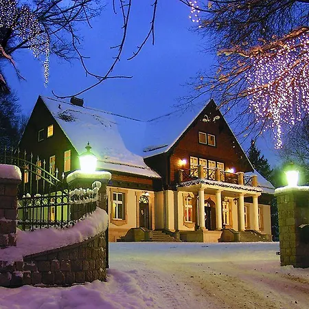 Hotel Dworek Leśniczówka *